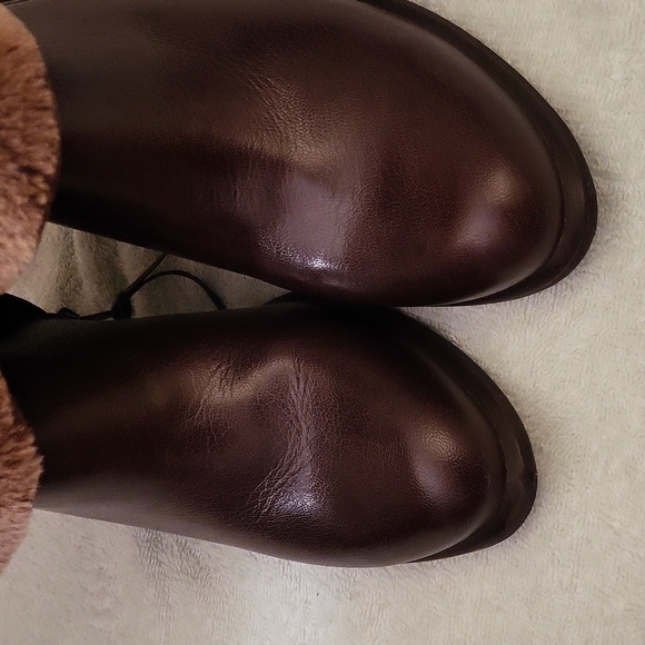 UGGS 100% AUTHENTIC EXCELLENT CONDITION (Like New) - Picture 15 of 16